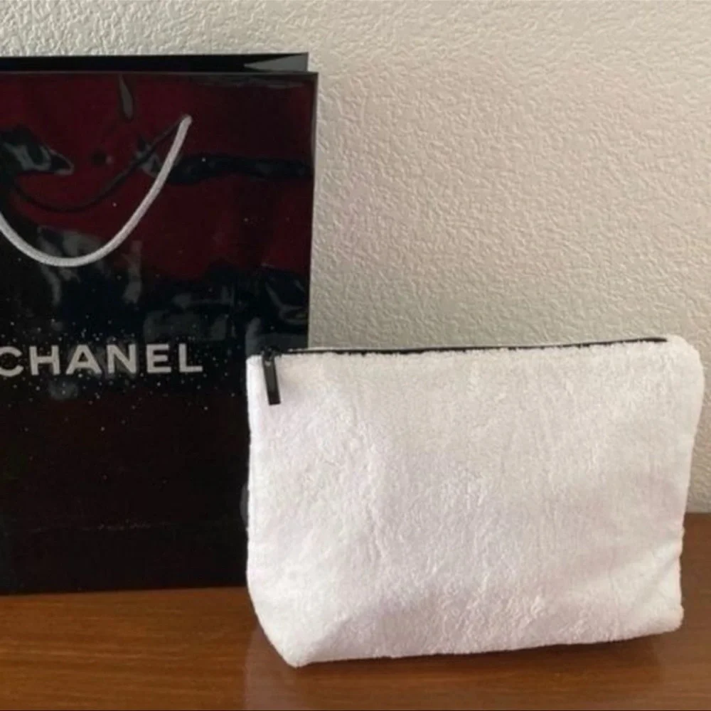 New CHANEL White textured cosmetic case 11x18